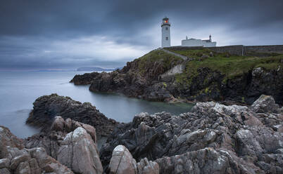 Fanad Head Lighthouse bei bewölktem Himmel in der Abenddämmerung - FCF02070