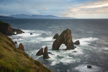 Berühmter Crohy Head Sea Arch im Meer bei Sonnenuntergang, Grafschaft Donegal, Irland - FCF02076