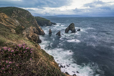 Crohy Head Sea Arch inmitten der Wellen bei Sonnenuntergang, Grafschaft Donegal, Irland - FCF02077