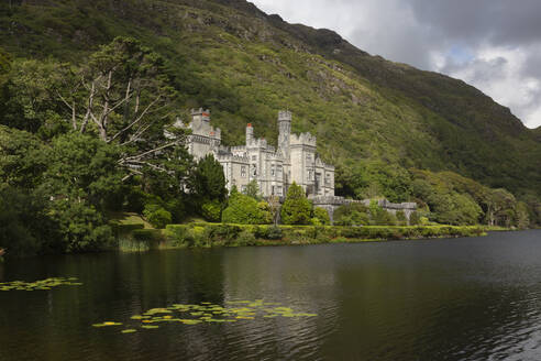 Kylemore Abbey in den Bergen am Seeufer des Pollacapall Lough, Grafschaft Galway, Irland - FCF02079