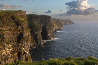 Idyllische Cliffs of Moher am Meer bei Sonnenuntergang, Irland - FCF02080