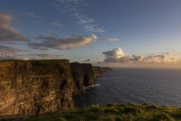 Cliffs of Moher am Meer bei Sonnenuntergang, Irland - FCF02081