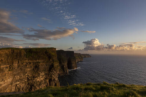 Cliffs of Moher am Meer bei Sonnenuntergang, Irland - FCF02081