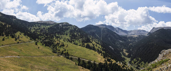 Schöne Aussicht auf die Berge an einem sonnigen Tag - PNAF04502