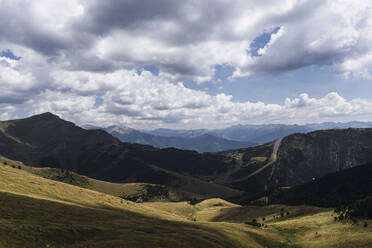 Blick auf die Berge bei bewölktem Himmel - PNAF04508