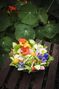 Schüssel mit veganem Salat mit Gemüse und essbaren Blumen - EVGF04079