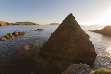 Irland, Grafschaft Kerry, Blick auf den Stack Rock bei Dunquin Harbour bei Sonnenuntergang - FCF02091