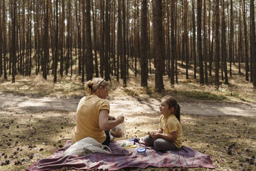 Reife Frau und Mädchen genießen Picknick im Wald - TOF00084