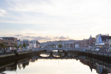 Irland, Munster, Cork, Blick auf die Saint Patricks Bridge, die sich bei Sonnenuntergang über den Lee-Kanal erstreckt - FCF02099