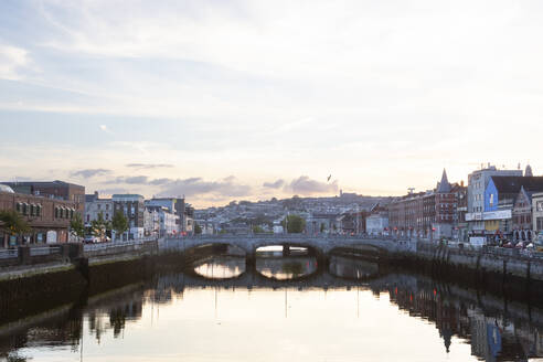 Irland, Munster, Cork, Blick auf die Saint Patricks Bridge, die sich bei Sonnenuntergang über den Lee-Kanal erstreckt - FCF02099