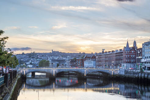 Irland, Munster, Cork, Blick auf die Saint Patricks Bridge, die sich bei Sonnenuntergang über den Lee-Kanal erstreckt - FCF02100