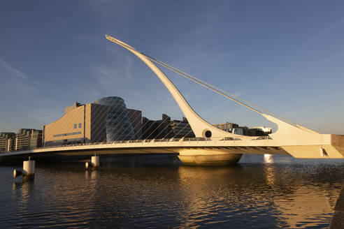 Irland, Leinster, Dublin, Samuel-Beckett-Brücke in der Abenddämmerung - FCF02101