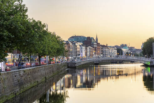 Ireland, Leinster, Dublin, River Liffey and Hapenny Bridge at dusk - FCF02103