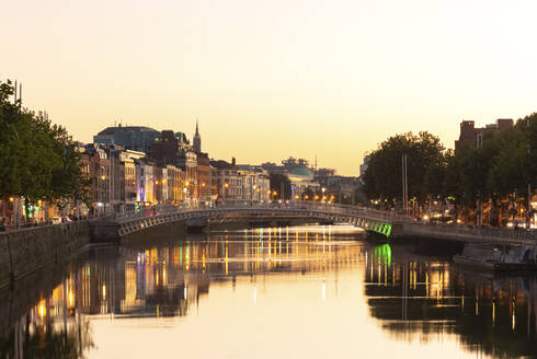 Irland, Leinster, Dublin, Fluss Liffey und Hapenny Bridge bei Sonnenuntergang - FCF02104