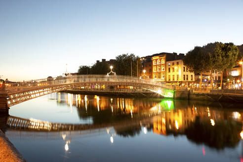 Ireland, Leinster, Dublin, River Liffey and Hapenny Bridge at dusk - FCF02105