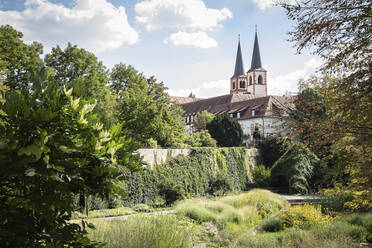 Deutschland, Bayern, Würzburg, Park Luitpoldgraben im Sommer - FCF02108