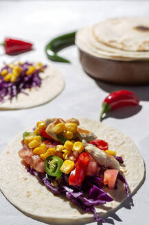 Hausgemachte mexikanische Tacos mit frischem Gemüse und Huhn mit starkem Licht auf weißem Hintergrund. Gesundes Essen. Typisch mexikanisch - ADSF37527