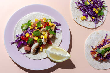 Hausgemachte mexikanische Tacos mit frischem Gemüse und Huhn mit starkem Licht auf rosa Hintergrund. Gesundes Essen. Typisch mexikanisch - ADSF37528