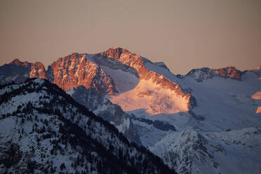 Mit Schnee bedeckter Berghang in den Pyrenäen im spanischen Vall dAran unter wolkenlosem Himmel bei Sonnenuntergang - ADSF37647