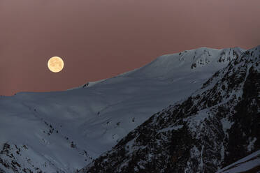 Vollmond über dem verschneiten Pyrenäengebirge im nächtlichen Val dAran - ADSF37649