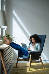 Entspannte reife Geschäftsfrau mit Laptop im Büro - JOSEF13020