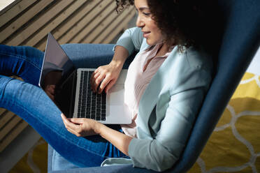 Reife Geschäftsfrau tippt auf Laptop im Büro - JOSEF13174