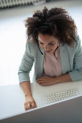 Kundendienstmitarbeiter bei der Arbeit am Computer in einem Büro - JOSEF13185