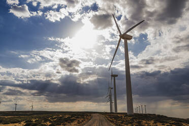 Hohe Windturbinen im Park an einem sonnigen Tag - EBBF06285