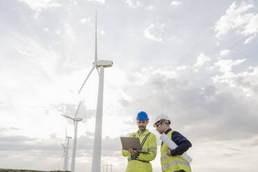 Kollegen arbeiten am Laptop von Windkraftanlagen - EBBF06345