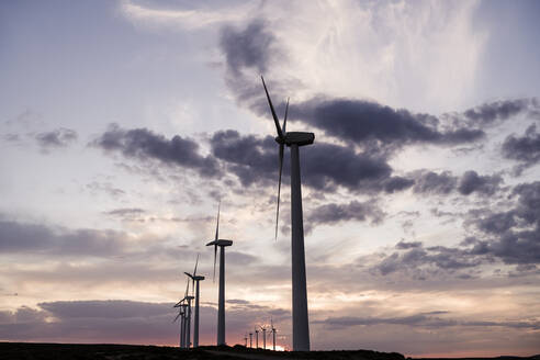 Windkraftanlagen vor Sonnenuntergang - EBBF06374