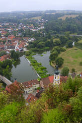 Deutschland, Bayern, Kallmunz, Blick auf eine kleine Stadt am Ufer der Naab im Frühherbst - JTF02163