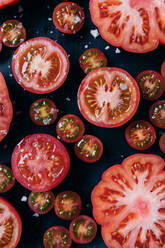 Von oben halbierte Tomaten auf dem Tisch - ADSF37662