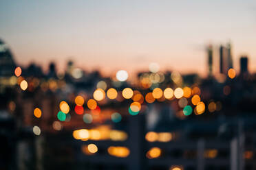 Helle leuchtende Lichter der Bezirk in Megapolis unter Dämmerung Himmel am Abend auf unscharfen Hintergrund - ADSF37703