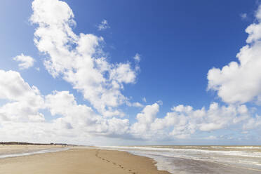 Belgien, Westflandern, De Haan, Wolken über Sandstrand - GWF07556