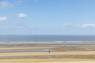 Belgien, Westflandern, De Haan, Sandstrand mit klarer Horizontlinie über der Nordsee im Hintergrund - GWF07557