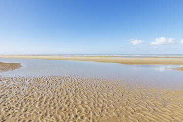 Belgien, Westflandern, Gekräuselter Strand bei Ebbe - GWF07559