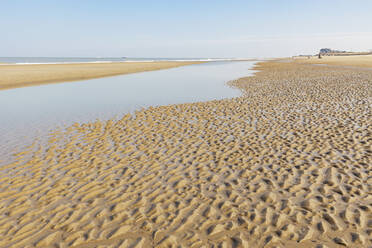 Belgien, Westflandern, Gekräuselter Strand bei Ebbe - GWF07561