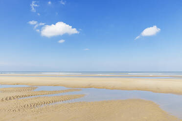 Belgien, Westflandern, Himmel über dem gekräuselten Strand bei Ebbe - GWF07564