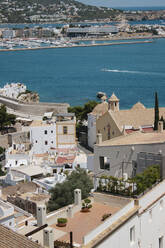 Spanien, Balearische Inseln, Ibiza, Häuser der Küstenstadt im Sommer - MMPF00288