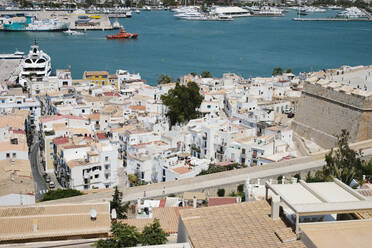 Spanien, Balearische Inseln, Ibiza, Häuser der Küstenstadt im Sommer - MMPF00289