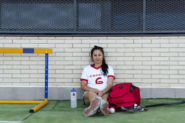 Junge Spielerin ruht sich auf dem Sportplatz aus - PGF01310