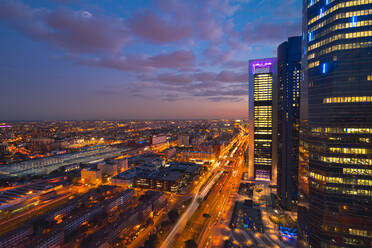 Von oben des modernen Stadtteils von Madrid mit Wolkenkratzern im abendlichen Sonnenlicht unter schönem Himmel mit Wolken - ADSF37806