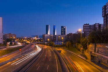 Stadtbild des abendlichen Madrid mit einem Komplex von Wolkenkratzern gegen den bunten Himmel bei Sonnenuntergang - ADSF37807