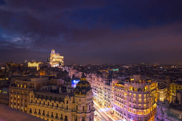 Altstadt von Madrid von oben mit beleuchteten alten Steingebäuden unter bewölktem Himmel zur Abendzeit - ADSF37827