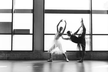 Schwarz-Weiß-Foto von zwei eleganten jungen Ballerinen, die in einem Tanzstudio posieren - ADSF37899