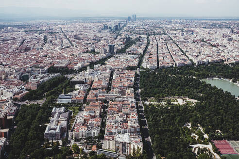 Luftaufnahme einer Stadt mit dichter Infrastruktur aus der Vogelperspektive - ADSF37905