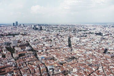 Drohnenaufnahme einer Stadt mit dichter Infrastruktur in Madrid, Spanien, von oben - ADSF37906