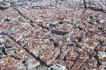 Drohnenaufnahme einer Stadt mit dichter Infrastruktur in Madrid, Spanien, von oben - ADSF37908