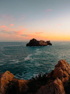 Wunderschöne Aussicht auf den Strand von Somocuevas in Spanien bei Sonnenuntergang - ADSF37944