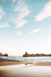 Wunderschöne Aussicht auf den Strand von Somocuevas in Spanien bei Sonnenuntergang - ADSF37945